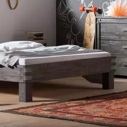 50 Kstenschlafzimmer mit grauem HolzbrettKopfteil